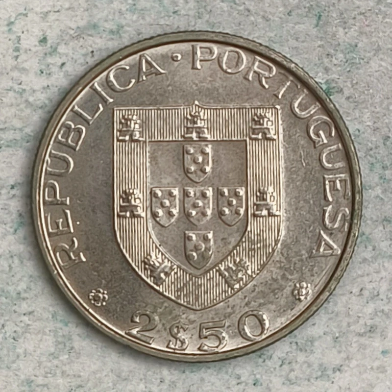 Obverse : Portugal 2.50 escudos 1982 - World Hockey Roller