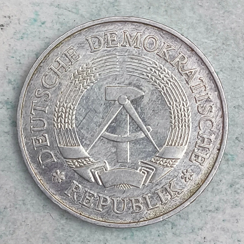 Obverse : Allemagne (RDA) 1 MARK 1977 A