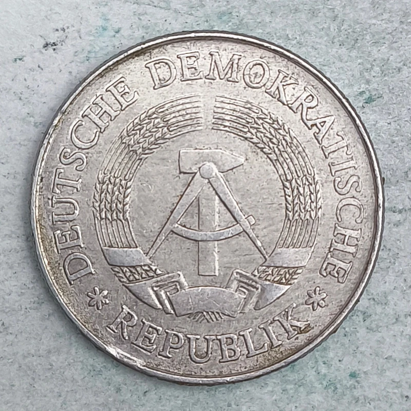 Obverse : Allemagne (RDA) 2 MARK 1977 A