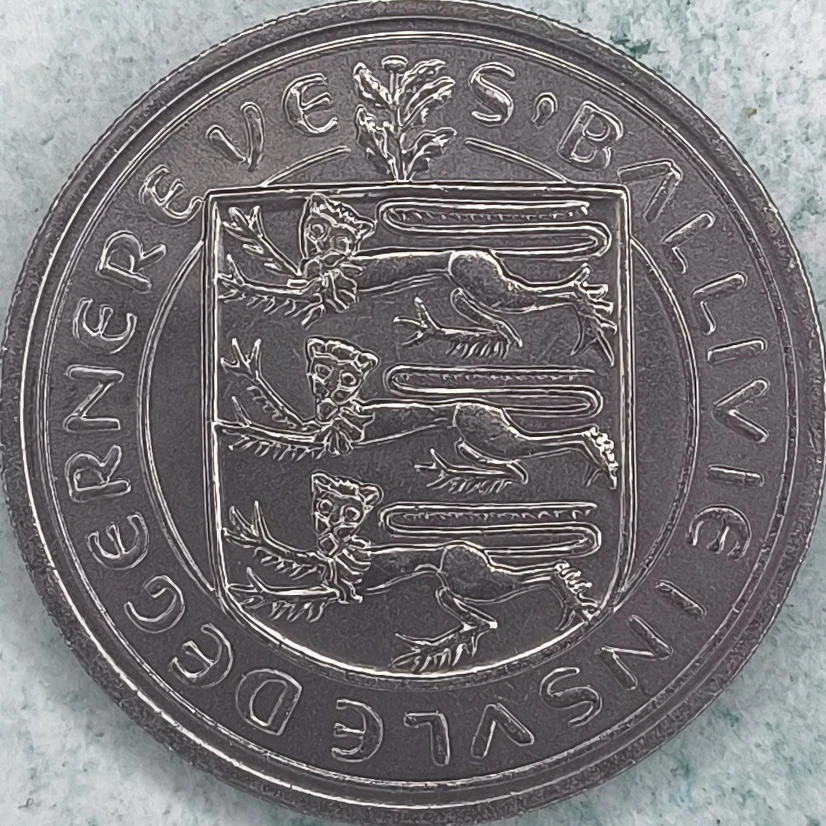 Avers : Guernesey 10 new pence 1968 - Vache de Guernesey