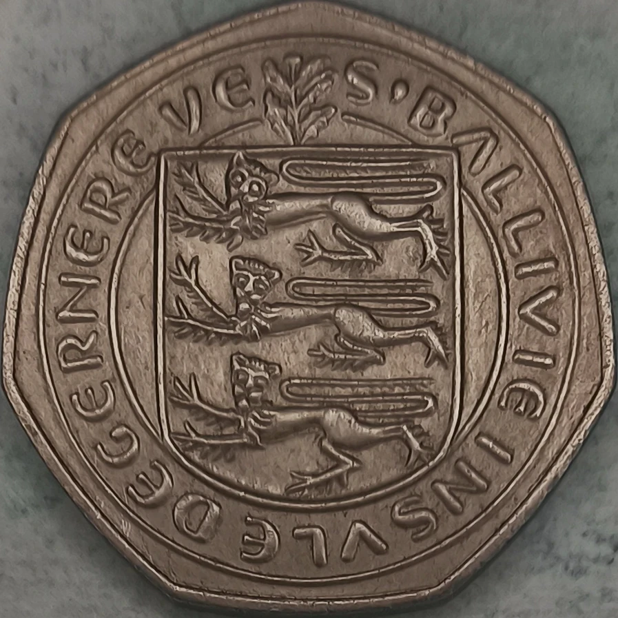 Avers : Guernesey 50 new pence 1969 - Chapeau ducal de Normandie