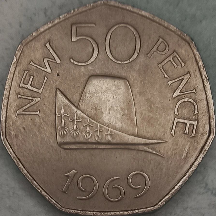 Revers : Guernesey 50 new pence 1969 - Chapeau ducal de Normandie