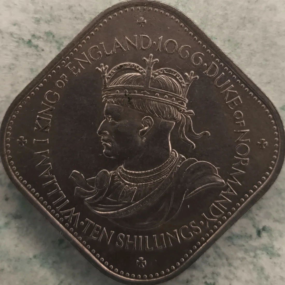 Revers : Guernesey 10 shillings 1966 - 900 ans de la conquête normande
