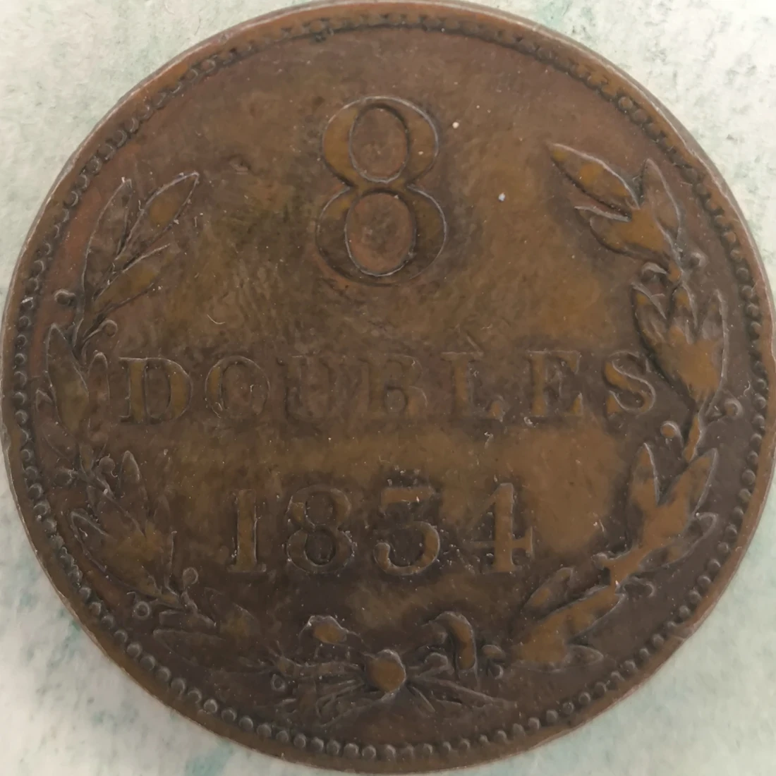 Revers : Guernesey 8 doubles 1834 - Armoiries dans une couronne