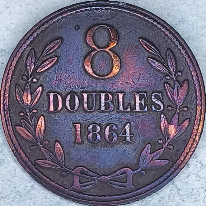 Revers : Guernesey 8 doubles 1864 - Armoiries dans une couronne
